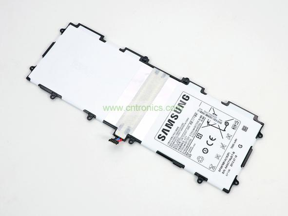 取出電池前要把周圍的帶狀電纜先拔出來,這個比較容易。Galaxy Note 10.1的電池容量為7000mAh,3.7V,預(yù)計續(xù)航時間8小時左右,重約136克,占據(jù)了整體重量的23%。不過為了減少機身厚度,電池做得很薄。