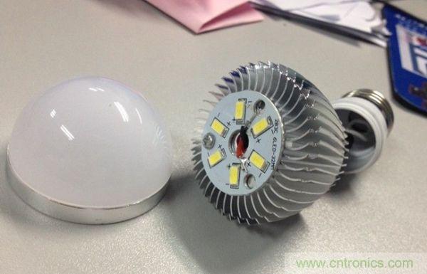 3瓦拆開(kāi)，基板只有一顆螺絲，還沒(méi)擰緊