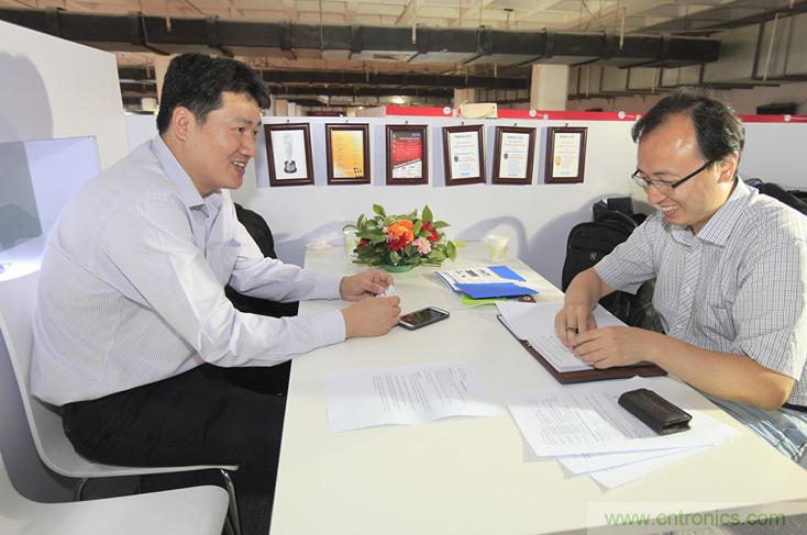 左一，Molex高級地區營業經理王中