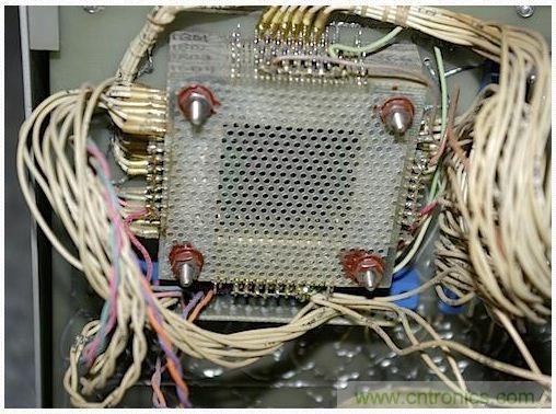 經典懷舊拆解！歷史彌留的可編程科學計算器 from 1966