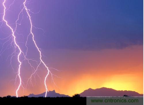 【導讀】處于空間變化的強電磁場中的物體,由于電磁感應,在其內部就會產生很高的感應電動勢,很容易造成意外。現在家用電器的也采取了各種相應的防護措施,特別是雷電的防護,不要以為在家里的電器就不怕雷電哦,“家里”也不安全的,所以雷天下電器防雷常識還是不可少的。 家用電器的防護,除了避免人為損壞外,諸多不可抗力因素所帶來的損壞也要采取相應的防護措施,特別是雷電的防護。雷電流在50~100微秒的時間內,從0變化到幾萬安,再由幾萬安變化到0,在其周圍空間會產生瞬變的強電磁場。處于空間變化的強電磁場中的物體,由于電磁感應,在其內部就會產生很高的感應電動勢。以前,由于它的成災概率極小,沒有引起人們的注意,但隨著微電子技術的重大進展,超大規模集成電路誕生,它的能耗小、靈敏度極高等特點,使得其容易被損壞。 在建筑物內,大量布設著各種導體線路。當建筑物遭受雷擊或其周圍發生雷擊時,雷電流將在建筑物內部空間產生瞬態磁場脈沖,這種磁場脈沖干擾上述回路后,將在回路中感應出瞬態過電壓,危及這些回路相連的設備。雖然建筑物做好了防雷措施,但建筑物不可避免的會出現露洞。比如大面積的門窗可以讓電磁波入侵來去自由,輸電線路引雷入室等等。甚至有些電器還是露天使用的,因此應做好電器防雷。 6 電力系統因其裸露而置于高空,是最易遭受雷擊的。20世紀初,在電力系統應用到輸電線中上時創造了避雷線,即接閃器是一根或兩根架設在輸電線上方的接地鋼線,也就是前面所稱的“避雷線”。由于它簡單有效,所以在房屋建筑上也推廣了這種形式的接閃器,將它安裝在房屋上容易發生雷擊的地方,起到避雷的作用。現在許供電線路采用地下電纜,對防雷有了很大的幫助。但高壓運輸還是必須架空明線,因此,必須使用避雷線。 人們通常用過壓保護器來保護電器。其防雷原理是:這種保護器有兩個端口,電器電源火線與零線分別各接保護器的一個端口,每個保護器另一端再接地,通過間隙擊穿達到對地放電的目的。在正常工作電壓下,避雷器間隙不會被擊穿,當過電壓沿導線傳過來危及被保護設備的過電壓時,避雷器間隙很快被擊穿,對地放電,使大量的電荷都泄入到大地,從而限制了被保護設備的輸入電壓,起到了保護設備的作用。過電壓過去以后,間隙能迅速恢復,使電器正常工作。一些高檔的電器自帶保護器,但是還有許多的電器沒有這一裝置。因此,應在入戶電線接上保護器。在雷暴天氣時,如果沒有特別的用電要求,最好將入戶總閘關閉。 微電子技術的發展,用電器大量使用集成電路。雷電發生時的電磁效應是集成電路的克星。而現在使用集成電路最多的莫過于計算機了,為了防止電磁感應對其的破壞,計算機的主機外殼一般由金屬制成。利用金屬的靜電屏蔽和對電磁波的趨膚效應,對防止感應雷有很好的效果。