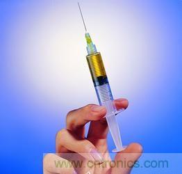 【導(dǎo)讀】不用針頭也能注射，孩子再也不用害怕打針了。日本開(kāi)發(fā)的一種新型注射器不用針頭而靠氣泡壓力注射，只需將注射器緊貼皮膚，沒(méi)有疼痛感就可以將藥物高精度地輸送到目標(biāo)位置。 　　 目前市場(chǎng)上也存在無(wú)針注射器，它們通常是依靠彈簧的力量產(chǎn)生高壓來(lái)發(fā)射液體，穿透皮膚后將藥物送到肌肉，但卻有可能損害神經(jīng)，而且多少還是有一些疼痛感。 　　 芝浦工業(yè)大學(xué)副教授山西陽(yáng)子率領(lǐng)的研究小組新開(kāi)發(fā)的這種無(wú)針注射器全長(zhǎng)約10厘米，它利用在液體中施加電壓來(lái)高速發(fā)射氣泡，利用氣泡破裂的力量在細(xì)胞上開(kāi)出微細(xì)的孔，然后通過(guò)這個(gè)孔將含有藥物的微小氣泡注入細(xì)胞內(nèi)部。氣泡的氣體收縮后，只有藥物到達(dá)患部。 1 由于方向性很明確，所以新型注射器能針對(duì)局部進(jìn)行高精度治療，而且由于開(kāi)出的孔只有4微米左右，所以對(duì)細(xì)胞的損害很小。 　　 這種無(wú)針注射器除能注射藥物外，還可以向包括植物細(xì)胞在內(nèi)的細(xì)胞內(nèi)植入基因和開(kāi)展治療，有著廣泛用途。研究小組準(zhǔn)備進(jìn)一步改良注射器結(jié)構(gòu)，對(duì)能夠注射的藥量、穿孔深度等進(jìn)行更詳細(xì)的評(píng)估，并與企業(yè)合作，爭(zhēng)取早日使新型注射器達(dá)到實(shí)用化程度。