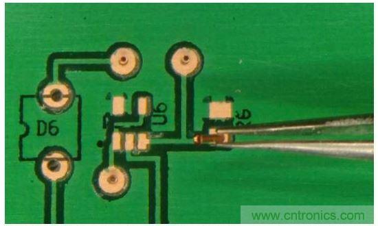 插入鉚釘,并將板子翻轉過來