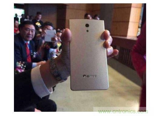 【導(dǎo)讀】在兩會(huì)期間，格力董事長董明珠對手機(jī)制造曾有過較為明顯的表態(tài)，她表示如果格力做手機(jī)，那么用戶在3年之內(nèi)是不用進(jìn)行更換的。然而就在不久之后，她又爆出了一條更為令人震驚的消息，格力手機(jī)已經(jīng)做出實(shí)體機(jī)了。  曝光的格力手機(jī)  格力手機(jī)的首秀出現(xiàn)在中山大學(xué)博學(xué)大講堂。董明珠今日參加中山大學(xué)博學(xué)大講堂上做&ldquo;傳統(tǒng)企業(yè)的突圍成長&rdquo;演講。演講中，董明珠話鋒一轉(zhuǎn)，談到了格力手機(jī)。&ldquo;我們也很意外&rdquo;，董明珠陪同人員表示，&ldquo;董總突然叫她的秘書拿手機(jī)過來，然后跟大家說&lsquo;透露一下格力的手機(jī)已經(jīng)出來了，我也已經(jīng)用了&rsquo;。&rdquo;  按照內(nèi)部規(guī)劃，今年格力可能會(huì)將手機(jī)推向市場，但具體的正式發(fā)布時(shí)間尚未確定。在北京參加兩會(huì)期間，董明珠曾到奇虎360公司參觀，引發(fā)外界關(guān)于格力與360合作的大猜想。格力手機(jī)是代工還是自己造?售價(jià)多少?會(huì)否搭載格力智能家居系統(tǒng)?這一切都還沒有答案。格力集團(tuán)市場部相關(guān)負(fù)責(zé)人表示，如果有消息會(huì)通過公司公告披露。  格力為什么做手機(jī)？外界最普遍的猜測是為布局智能家居。目前手機(jī)成為了公認(rèn)的智能家居入口，很多智能家居的遠(yuǎn)程遙控都通過手機(jī)來實(shí)現(xiàn)，再者，董明珠做事喜歡掌控大局，所以這個(gè)猜測很有可能是正確的。那么，可以肯定的是格力未來要做的智能家居，必然不是單一的硬件產(chǎn)品，而是一整套家居生態(tài)系統(tǒng)。