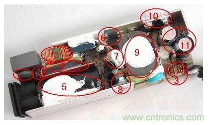 電源適配器的構(gòu)造 6 1. 壓敏電阻,其功能是當(dāng)外界電壓過高時(shí),壓敏電阻阻值迅速變得很小,與壓敏電阻串聯(lián)的保險(xiǎn)絲被熔斷,從而保護(hù)其他電路不被燒壞。 2. 保險(xiǎn)絲,規(guī)格為2.5A/250V,當(dāng)電路中的電流過大時(shí),保險(xiǎn)絲會(huì)熔斷以保護(hù)其他元件。 3. 電感線圈(又稱扼流圈),主要功能是降低電磁干擾。 4. 整流橋,規(guī)格為D3SB,作用是把220V交流電變?yōu)橹绷麟姟? 5. 濾波電容,規(guī)格為180μF/400V,作用是濾除直流電中的交流紋波,使電路工作更可靠。 6. 運(yùn)放IC(集成電路),保護(hù)電路、電壓調(diào)節(jié)的重要組成部分。 7. 溫度探頭,用于探測電源適配器的內(nèi)部溫度,當(dāng)溫度高于某一設(shè)定值時(shí)(不同品牌的電源適配器,其設(shè)定的溫度閥值略有不同),保護(hù)電路會(huì)切斷適配器的電壓輸出,從而保護(hù)適配器不受損壞。 8. 大功率開關(guān)管,是開關(guān)電源中的核心元件之一,開關(guān)電源能“一開一關(guān)”地工作,開關(guān)管功不可沒。 9. 開關(guān)變壓器,開關(guān)電源中的核心元件之一。 10. 次級(jí)整流管,功能是把低壓交流電變?yōu)榈蛪褐绷麟姟T贗BM的電源適配器中,整流管往往是由兩個(gè)大功率并聯(lián)工作的,以獲得較大的電流輸出。 11. 次級(jí)濾波電容,規(guī)格為820μF/ 25V,共有兩個(gè),起濾除低壓直流電中的紋波的作用。 除上述元件外,電路板上還有可調(diào)電位器及其他阻容元件。