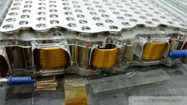 【導讀】對于電動汽車的核心&mdash;&mdash;電池，我們要求其安全、能量密度高、壽命長，充電時間短，同時又要性能卓越等等。那么對比電動汽車電池來說怎么樣才算是達標？又怎么樣才算是性能優越呢?毫無疑問鋰離子電芯作為其最基本的單元，其優劣至關重要。  電池是電動汽車的&rdquo;心臟&ldquo;。從電動汽車發展以來，各種技術路線百花爭鳴，爭論不休。其中應用最廣的鋰離子電芯，就有三元、磷酸鐵鋰、錳酸鋰等多種技術路線并存的現象。同時鋰離子電芯還分為方形，軟包，圓柱三種結構形式。  而這越是紛繁蕪雜，就越能代表了我們還在不斷探索，代表了電動汽車的急切盼望：電動汽車需要一顆強大的&ldquo;心臟&rdquo;。  對于電池包的要求  對于電動汽車的核心&mdash;&mdash;電池，我們要求其安全、能量密度高、壽命長，充電時間短，同時又要性能卓越等等。而這一項一項的要求，看似苛刻，但卻又無一不是電動汽車實現產業化的硬性指標。  那么對比電動汽車電池來說怎么樣才算是達標？又怎么樣才算是性能優越呢?毫無疑問鋰離子電芯作為其最基本的單元，其優劣至關重要。  但就拿我們最關注的安全性來說，是不是電芯安全了，電池包就安全了呢？  我們可以看到2002年，磷酸鐵鋰(LFP)首次被美國Valance公司產業化，隨即引起了中國市場的廣泛關注。從2004年開始，我國掀起了一股投資磷酸鐵鋰材料和磷酸鐵鋰動力電池的熱潮，磷酸鐵鋰其相對穩定，安全性較高。隨后，它成為我國正極材料的主要路線，爭議暫告段落。  但是，隨著特斯拉在動力電池使用了鎳鈷鋁酸鋰的正極材料，爭論再次出現。磷酸鐵鋰其較低的能量密度，已經使其處于劣勢。 1 據調研發現，進入2014年以來，國內鋰電池正極材料產業整體出現了向三元材料轉移的趨勢，下游的電池廠基本都在開發三元材料的電芯，也引導著上游的材料企業開始加大對三元材料的開發和生產力度。  而一系列的變化，也恰恰說明鋰電行業在慢慢的摸索，慢慢走向成熟。就比如說一個電池包的安全，光靠電芯安全是遠遠不夠的，其必須上升到一個系統的層級來。也就是說電池包的安全，靠的是整個電池系統，而不僅僅是某個單一的元素。  更何況一個安全、可靠、性能卓越的電池包，更是涉及到多領域知識的耦合，其更需要一個完善、可靠的系統來實現。就好比飛機被認為是最安全的交通工具，不單單是&ldquo;安全&rdquo;的發動機，&ldquo;安全&rdquo;的結構，就能保障的，其中還綜合運用了人為因素分析、軟件安全性、風險管理和定量風險評估等各種先進技術來預防事故發生，可以說是系統保障了安全。  下面我們就從電池系統中抽離出其一個核心部件電池模組，淺談一下各種不同的模組結構。  關于電池模組  電池模組可以理解為鋰離子電芯經串并聯方式組合，并加裝單體電池監控與管理裝置。電池模組的結構設計往往能決定一個電池包的性能和安全。其結構必須對電芯起到支撐、固定和保護作用。同時如何滿足過電流要求，電流均勻性，如何滿足對電芯溫度的控制，以及是否有嚴重異常時能斷電，避免連鎖反應等等，都將是評判電池模組優劣的標準。  而隨著電動汽車的發展，以及人們對性能的追求，熱管理更是成為了電池模組設計的一個至關重要的環節。自然冷卻已經不能滿足我們的需求。風冷則由于其效率較低，且對電芯溫度的一致性較難控制，而表現的力不從心。因此，高性能需求的電池模組，其熱管理的解決方案已經轉向液冷或相變材料。下面就介紹一下各種不同結構電芯的模組設計。  &middot; 方形電池模組  方形電芯可以說是我國汽車動力電池里，應用最多的電芯了。其外殼的材質有鋁、鋼、以及塑膠。其電芯厚度是三種結構中最厚的，由此也造成其內部和外表面的溫差較大。其模組結構也多為自然冷卻和風冷的結構。  我們來看看寶馬I3的電池模組設計。  我們可以看出，I3的電池模組從結構上已經具備一個高性能模組所需的要素，而一臺高性能的電動汽車，就是靠著每一處的細節共同搭建而成的。當然其散熱、均溫以及可靠性等等，還有待市場的驗證。 2 （▲ 寶馬I3方形電池模組）  &middot; 軟包電池模組  軟包電芯的電池包，也是近期比較熱門的一種結構類型，其用在國外的電動車上比較多。  軟包電芯的物理結構決定了其不易爆炸，一般只有外殼能承受的壓力足夠高，才有可能炸，而軟包電芯內部壓力一大，便會從鋁塑膜邊緣開始泄壓、漏液。同時軟包電芯也是幾種電芯結構中，散熱最好的。  目前，市面上賣得最多的還是日產的Leaf，其模組結構為全密封式的，并未考慮散熱，即不散熱。  而Leaf在市場上頻繁反饋的容量衰減過快，與此熱管理也不無關系。顯然隨著人們對于高性能電動車的追求，迫使軟包電芯也必須要有主動式的熱管理結構。  下面我們來看看一款World Congress展臺上的液冷軟包模組。其模組由電芯層疊而成，而電芯間有間隔排布的液冷板，其保證每顆電芯都有一個大面接觸到液冷板，并充分發揮了軟包電芯液冷的優勢。 3 （▲ 液冷軟包電池模組）  當然軟包電芯要將液冷技術做成熟也并非易事，其必須考慮液冷板的固定，密封性，絕緣性等等。同時可靠的電連接，以及具有&ldquo;保險絲&rdquo;結構連接片，這都是高性能軟包模組的方向。  我們可以看到軟包電芯其配合完善的模組結構后，其優勢會得以凸顯。  圓柱電池模組  圓柱電芯可謂是在各類電子產品中，應用最廣泛的結構。如今，在電動汽車行業也占有一定得份額。最典型的即是18650電芯了，其工藝經過多年的沉淀，并在大規模的自動化生產的條件下，現今屬于最成熟，穩定且一致性最好的電芯。  而圓柱電芯更是有著目前最高的能量密度，其三元材料的電芯能做到210~250Wh/kg。國內目前的圓柱電池包多為自然冷卻或風冷的結構，其效果不盡如人意。  我們來看看，將圓柱型電芯推到風口浪尖上的特斯拉電池模組。  相信已經有不少人見過特斯拉的模組了：  組成一臺特斯拉汽車需要7000多顆18650電芯，一個模組則需要400多顆電芯，同時為了高性能的目標又要在模組上集成多項功能，可見其工作量和難度之大。其中，甚至還用上了一些跨行業的技術，使人眼前一亮，為之拍案。好比電芯連接的&ldquo;保險絲&rdquo;設計。  可以說，身處電池行業的人，反而很少有人能想得到，這也許就是當局者迷吧。而這一技術的應用則極大地提高了電池的安全性能。同時，還有液冷管道的應用，極大地解決了18650電芯的散熱和均溫的問題，這對電池的性能和壽命都是一個極大的幫助。不僅如此，其電池模組在空間尺寸上的利用，更可謂是精打細算。  在這里還是要佩服一下特斯拉將事情做到極致的態度，也就是這樣一個模組，成為了一個高性能的特斯拉電池包所必不可少的核心部件。 4 電動之心  通過以上一些簡單的列舉，我們不難看出，無論何種結構的電芯其實都不乏一些好的應用范例。而對于鋰離子電芯，如果作為一款革命性的產品，目前看來仍有很多不足和局限。但我們與其一味坐等材料的發展，不如多考慮一下，如何做好電池模組，做好電池系統。而這也是我們打造一顆強大&ldquo;電動之心&rdquo;的必經之路。