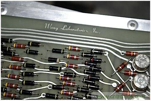 拆解也懷舊,讓人驚嘆的古董級可編程科學計算器 from 1966