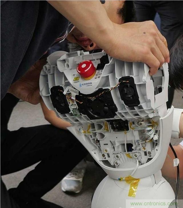 拆解筆記本不過癮,那就來拆拆日本情感機器人吧!