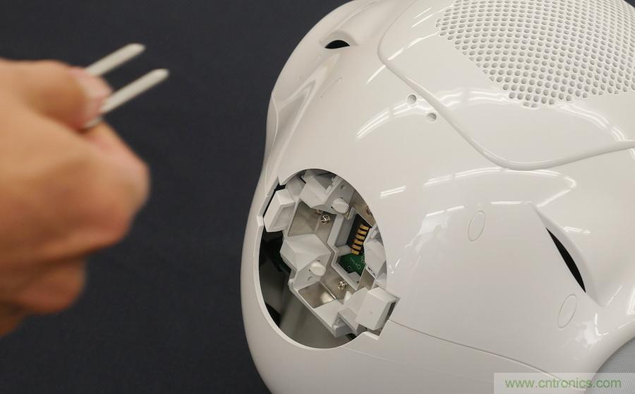 拆解筆記本不過癮,那就來拆拆日本情感機器人吧!