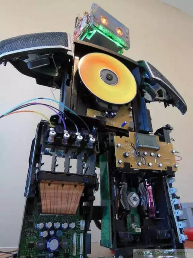 廢舊收音機如何變身成酷炫機器人?