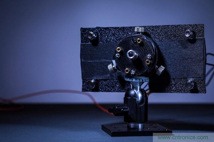 室內激光無線充電新技術亮相,可媲美傳統 USB 線纜