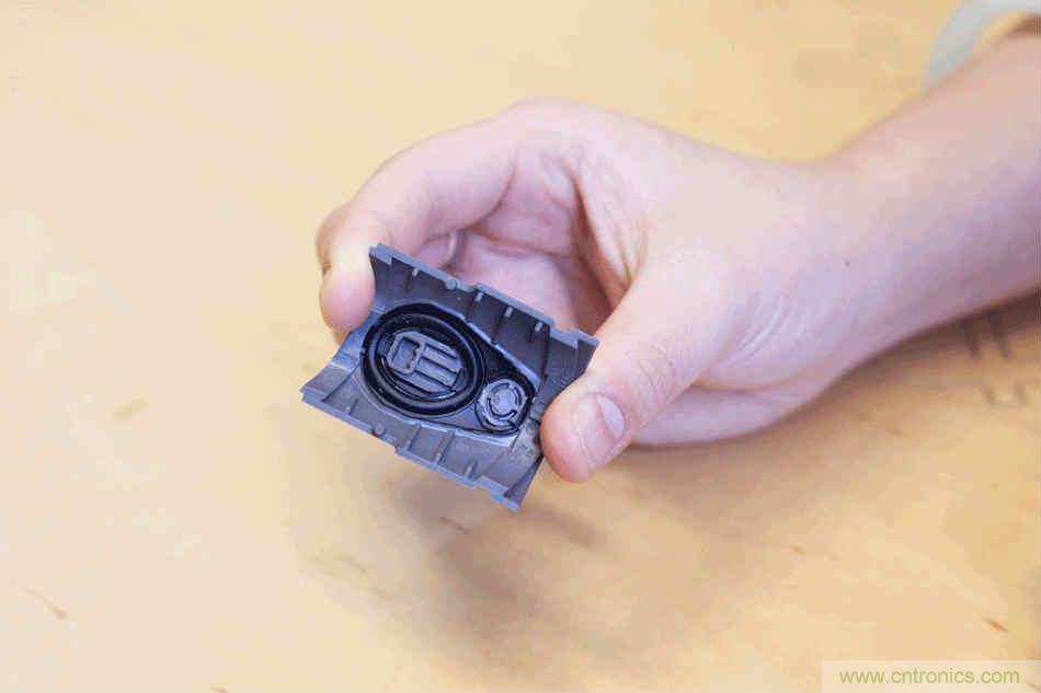 拆解戴森吹風(fēng)機(jī)：近三千元的價(jià)格貴在哪？