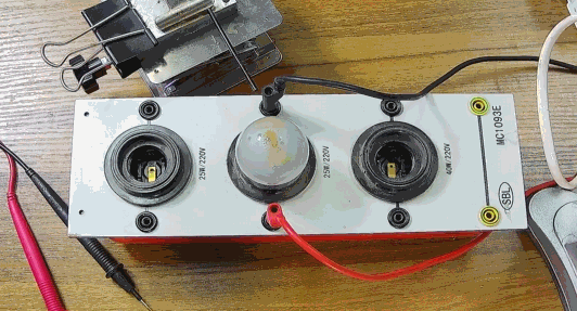 電燈泡內(nèi)通有交流電，為什么看不到燈泡在閃爍？