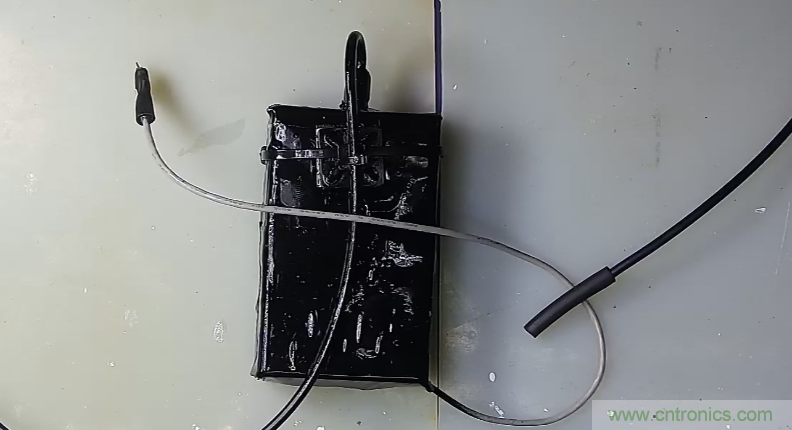 電燈泡內(nèi)通有交流電，為什么看不到燈泡在閃爍？